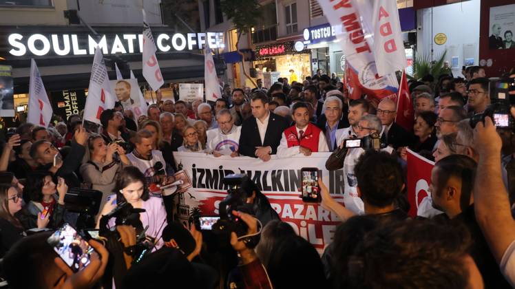 October 6, 2026, Â°Zmir, ToÂ¼rkiye: IZMIR, TURKEY, OCTOBER 5, 2026: Protesters gather outside the Turkan Saylan Cultural Center in Izmir to oppose reports that Izmir Metropolitan Mayor Cemil Tugay could join President Recep Tayyip Erdogan s ruling AKP. Trade unions, professional organizations, political groups and civil society representatives joined the demonstration after police prevented participants from holding a planned march in Konak. Tugay resigned from the CHP in June and has since served as an independent mayor. Protesters called on him to resign rather than change his political affiliation while remaining in office. Â°Zmir Türkiye - ZUMAq101 20261006_zna_q101_144 Copyright: xTurgayxKilicx