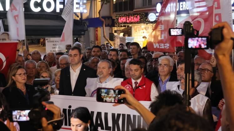 October 6, 2026, °Zmir, To¼rkiye: IZMIR, TURKEY, OCTOBER 5, 2026: Protesters gather outside the Turkan Saylan Cultural Center in Izmir to oppose reports that Izmir Metropolitan Mayor Cemil Tugay could join President Recep Tayyip Erdogan s ruling AKP. Trade unions, professional organizations, political groups and civil society representatives joined the demonstration after police prevented participants from holding a planned march in Konak. Tugay resigned from the CHP in June and has since served as an independent mayor. Protesters called on him to resign rather than change his political affiliation while remaining in office. °Zmir Türkiye - ZUMAq101 20261006_zna_q101_145 Copyright: xTurgayxKilicx