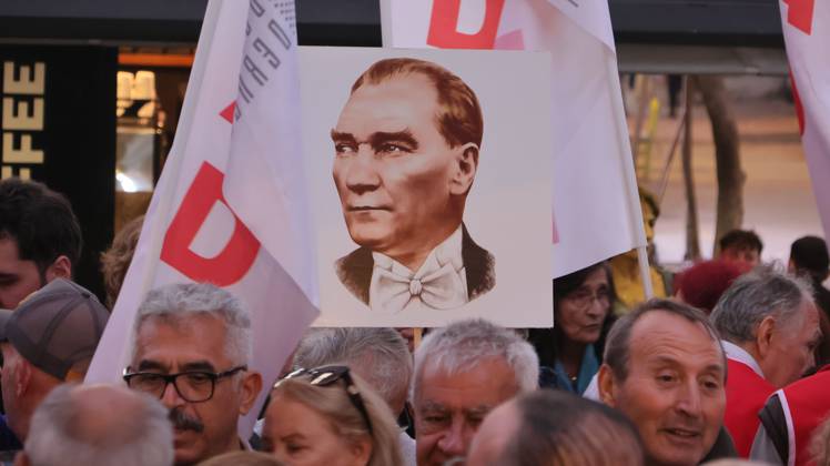 October 6, 2026, °Zmir, To¼rkiye: IZMIR, TURKEY, OCTOBER 5, 2026: Protesters gather outside the Turkan Saylan Cultural Center in Izmir to oppose reports that Izmir Metropolitan Mayor Cemil Tugay could join President Recep Tayyip Erdogan s ruling AKP. Trade unions, professional organizations, political groups and civil society representatives joined the demonstration after police prevented participants from holding a planned march in Konak. Tugay resigned from the CHP in June and has since served as an independent mayor. Protesters called on him to resign rather than change his political affiliation while remaining in office. °Zmir Türkiye - ZUMAq101 20261006_zna_q101_146 Copyright: xTurgayxKilicx