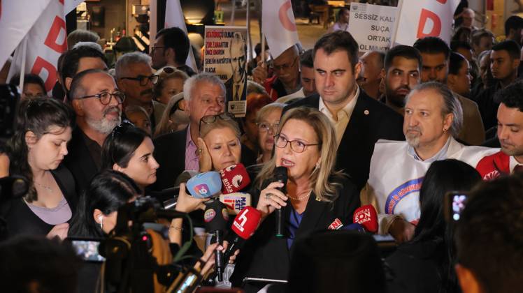 October 6, 2026, °Zmir, To¼rkiye: IZMIR, TURKEY, OCTOBER 5, 2026: Protesters gather outside the Turkan Saylan Cultural Center in Izmir to oppose reports that Izmir Metropolitan Mayor Cemil Tugay could join President Recep Tayyip Erdogan s ruling AKP. Trade unions, professional organizations, political groups and civil society representatives joined the demonstration after police prevented participants from holding a planned march in Konak. Tugay resigned from the CHP in June and has since served as an independent mayor. Protesters called on him to resign rather than change his political affiliation while remaining in office. °Zmir Türkiye - ZUMAq101 20261006_zna_q101_148 Copyright: xTurgayxKilicx