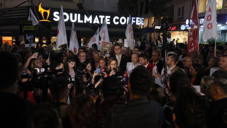 October 6, 2026, °Zmir, To¼rkiye: IZMIR, TURKEY, OCTOBER 5, 2026: Protesters gather outside the Turkan Saylan Cultural Center in Izmir to oppose reports that Izmir Metropolitan Mayor Cemil Tugay could join President Recep Tayyip Erdogan s ruling AKP. Trade unions, professional organizations, political groups and civil society representatives joined the demonstration after police prevented participants from holding a planned march in Konak. Tugay resigned from the CHP in June and has since served as an independent mayor. Protesters called on him to resign rather than change his political affiliation while remaining in office. °Zmir Türkiye - ZUMAq101 20261006_zna_q101_149 Copyright: xTurgayxKilicx
