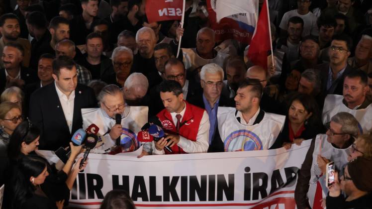 October 6, 2026, °Zmir, To¼rkiye: IZMIR, TURKEY, OCTOBER 5, 2026: Protesters gather outside the Turkan Saylan Cultural Center in Izmir to oppose reports that Izmir Metropolitan Mayor Cemil Tugay could join President Recep Tayyip Erdogan s ruling AKP. Trade unions, professional organizations, political groups and civil society representatives joined the demonstration after police prevented participants from holding a planned march in Konak. Tugay resigned from the CHP in June and has since served as an independent mayor. Protesters called on him to resign rather than change his political affiliation while remaining in office. °Zmir Türkiye - ZUMAq101 20261006_zna_q101_150 Copyright: xTurgayxKilicx