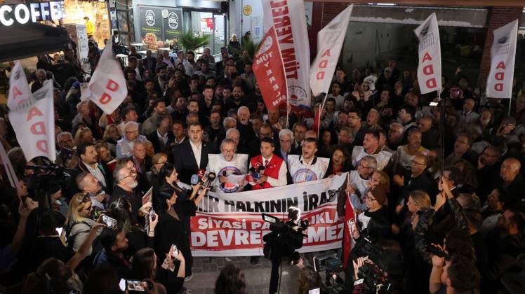 October 6, 2026, °Zmir, To¼rkiye: IZMIR, TURKEY, OCTOBER 5, 2026: Protesters gather outside the Turkan Saylan Cultural Center in Izmir to oppose reports that Izmir Metropolitan Mayor Cemil Tugay could join President Recep Tayyip Erdogan s ruling AKP. Trade unions, professional organizations, political groups and civil society representatives joined the demonstration after police prevented participants from holding a planned march in Konak. Tugay resigned from the CHP in June and has since served as an independent mayor. Protesters called on him to resign rather than change his political affiliation while remaining in office. °Zmir Türkiye - ZUMAq101 20261006_zna_q101_151 Copyright: xTurgayxKilicx