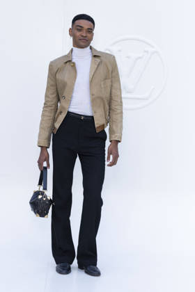 Owen Thiele at the photocall for the Louis Vuitton Spring Summer 2027 Women’s Ready-to-Wear collection during Paris Fashion Week (PFW) at the Cité internationale universitaire de Paris, France, on October 6, 2026. Olivier Borde, Bestimage. Photocall at the Louis Vuitton Women’s Ready-to-Wear Spring Summer 2027 show as part of Paris Fashion Week on October 6, 2026, in Paris, France. Copyright: xOLIVIERxBORDEx xBESTIMAGExOLIVIERxBORDEx xBESTIMAGEx