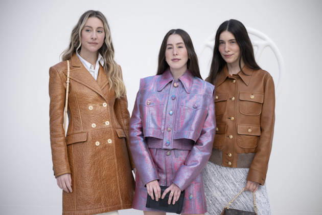Louis Vuitton - Photocall - Paris Fashion Week EB Este Haim, Alana Haim, Danielle Haim attends the Louis Vuitton Womenswear Spring Summer 2027 show as part of Paris Fashion Week on October 06, 2026 in Paris, France. Photo by Eliot Blondet ABACAPRESS.COM Paris France France Copyright: xBlondetxEliot ABACAx