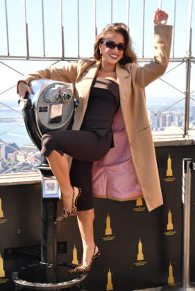 Jessie James Decker Visits the Empire State Building NEW YORK, NY- OCTOBER 6: Jessie James Decker at the Empire State Building to Celebrate the Release of New Cookbook The Secret Sauce: A Family Cookbook Seasoned with Love on October 6, 2026 in New York City. Credit: John Fycke AdMedia New York City New York USA EDITORIAL USE ONLY Copyright: xx JohnxFycke AdMediax admphotosthree019316