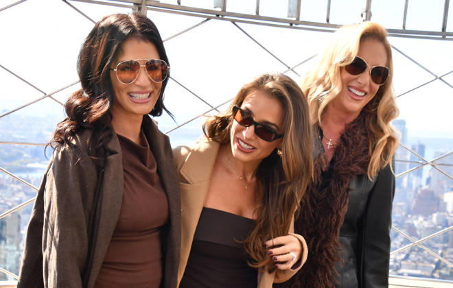 NEW YORK, NY- OCTOBER 6: Sydney Rae Bass, Jessie James Decker and Karen Parker at the Empire State Building to Celebrate the Release of New Cookbook The Secret Sauce: A Family Cookbook Seasoned with Love on October 6, 2026 in New York City. Credit: AdMedia New York City USA - ZUMAa123 20261006_zaa_a123_012 Copyright: xJohnxFyckex
