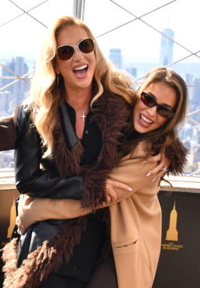 NEW YORK, NY- OCTOBER 6: Karen Parker and Jessie James Decker at the Empire State Building to Celebrate the Release of New Cookbook The Secret Sauce: A Family Cookbook Seasoned with Love on October 6, 2026 in New York City. Credit: AdMedia New York City USA - ZUMAa123 20261006_zaa_a123_017 Copyright: xJohnxFyckex