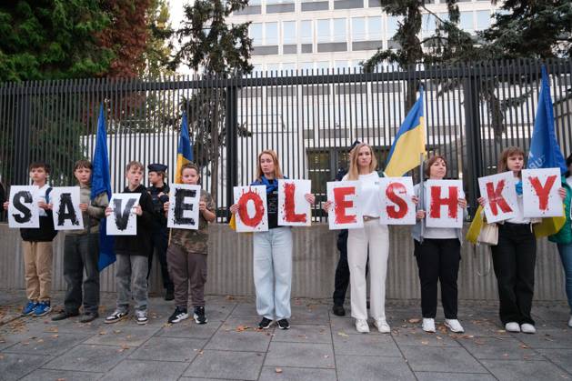October 6, 2026, Warsaw, Masovian Voivodeship, Poland: Protesters hold placards that spell out save Oleshky during a demonstration outside the US Embassy in Warsaw protesting the humanitarian crisis in Russian-occupied Oleshky. The protest was organized by Poland s Ukrainian diaspora as an appeal to Ukraine s international partners to step up diplomatic efforts to support civilians trapped in Oleshky with humanitarian aid and the possibility of evacuation. Warsaw Poland - ZUMAk204 20261006_zip_k204_001 Copyright: xRomanxKozielx
