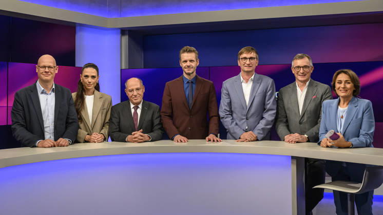 Pictured, from left: Matthias Deiß (ARD), Franca Lehfeldt (entrepreneur and author), Gregor Gysi (Member of the Bundestag for Die Linke), Florian Schroeder (cabaret artist), Sönke Neitzel (military historian), Andreas Rödder (historian and CDU member), Sandra Maischberger, GER, Berlin, studio, Copyright: HMBxMedia UwexKoch