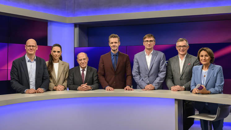 Pictured, from left: Matthias Deiß (ARD), Franca Lehfeldt (entrepreneur and author), Gregor Gysi (Member of the Bundestag for Die Linke), Florian Schroeder (cabaret artist), Sönke Neitzel (military historian), Andreas Rödder (historian and CDU member), Sandra Maischberger, GER, Berlin, studio, Copyright: HMBxMedia UwexKoch