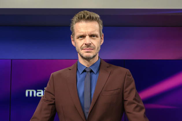 Pictured, from left: Florian Schroeder, cabaret artist, GER, Berlin, studio, guest on Maischberger, political talk show, TV, program, with host Sandra Maischberger, Das Erste, from Adlershof, Am Studio 20, June 10, 2026, Copyright: HMBxMedia UwexKoch