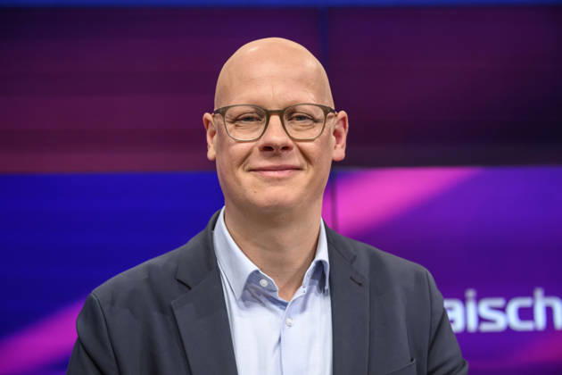 Pictured, from left: Matthias Deiß, ARD, Germany, Berlin, studio, guest on Maischberger, political talk show, TV, program, with host Sandra Maischberger, Das Erste, from Studio 20 in Adlershof, October 6, 2026, Copyright: HMBxMedia UwexKoch