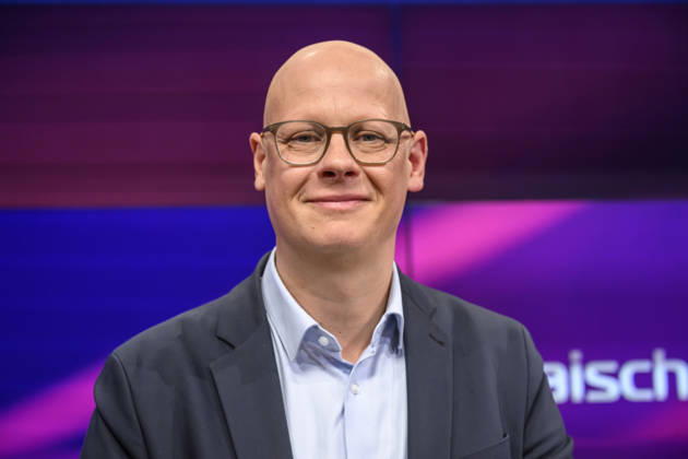 Pictured, from left: Matthias Deiß, ARD, Germany, Berlin, studio, guest on Maischberger, political talk show, TV, program, with host Sandra Maischberger, Das Erste, from Studio 20 in Adlershof, October 6, 2026, Copyright: HMBxMedia UwexKoch