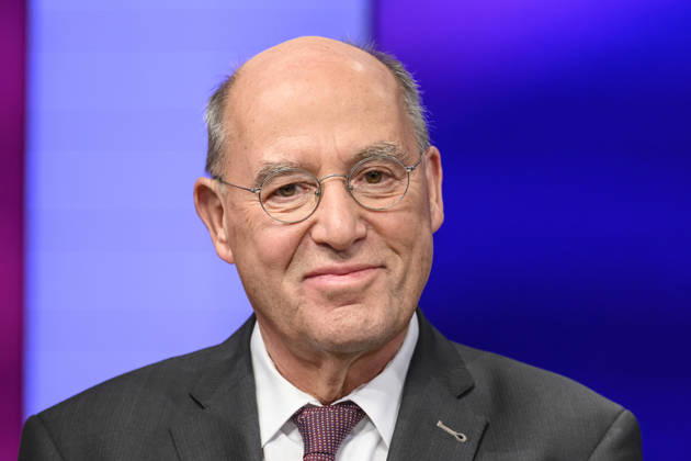 Pictured, from left: Gregor Gysi, Member of the Bundestag for Die Linke, GER, Berlin, studio, guest on Maischberger, political talk show, TV, program, with host Sandra Maischberger, Das Erste, from Adlershof Am Studio 20, October 6, 2026, Copyright: HMBxMedia UwexKoch