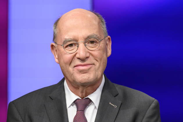 Pictured, from left: Gregor Gysi, Member of the Bundestag for Die Linke, GER, Berlin, studio, guest on Maischberger, political talk show, TV, program, with host Sandra Maischberger, Das Erste, from Adlershof Am Studio 20, October 6, 2026, Copyright: HMBxMedia UwexKoch