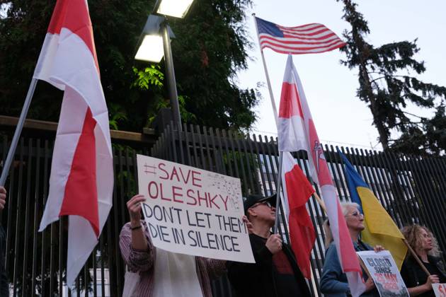 October 6, 2026, Warsaw, Masovian Voivodeship, Poland: Protesters hold Ukrainian and Belarusian opposition flags as well as placards calling for international humanitarian action during a demonstration outside the US Embassy in Warsaw protesting the humanitarian crisis in Russian-occupied Oleshky. The protest was organized by Poland s Ukrainian diaspora as an appeal to Ukraine s international partners to step up diplomatic efforts to support civilians trapped in Oleshky with humanitarian aid and the possibility of evacuation. Warsaw Poland - ZUMAk204 20261006_zip_k204_006 Copyright: xRomanxKozielx