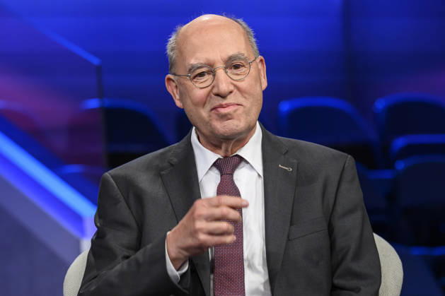 Pictured, from left: Gregor Gysi, Member of the Bundestag for Die Linke, GER, Berlin, studio, guest on Maischberger, political talk show, TV, program, with host Sandra Maischberger, Das Erste, from Adlershof Am Studio 20, October 6, 2026, Copyright: HMBxMedia UwexKoch