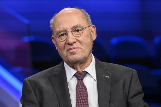 Pictured, from left: Gregor Gysi, Member of the Bundestag for Die Linke, GER, Berlin, studio, guest on Maischberger, political talk show, TV, program, with host Sandra Maischberger, Das Erste, from Adlershof Am Studio 20, October 6, 2026, Copyright: HMBxMedia UwexKoch
