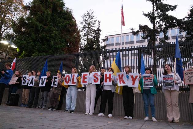 October 6, 2026, Warsaw, Masovian Voivodeship, Poland: Protesters hold placards that spell out save Oleshky during a demonstration outside the US Embassy in Warsaw protesting the humanitarian crisis in Russian-occupied Oleshky. The protest was organized by Poland s Ukrainian diaspora as an appeal to Ukraine s international partners to step up diplomatic efforts to support civilians trapped in Oleshky with humanitarian aid and the possibility of evacuation. Warsaw Poland - ZUMAk204 20261006_zip_k204_009 Copyright: xRomanxKozielx