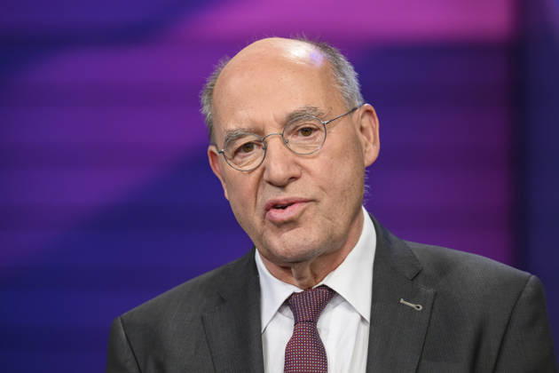 Pictured, from left: Gregor Gysi, Member of the Bundestag for Die Linke, GER, Berlin, studio, guest on Maischberger, political talk show, TV, program, with host Sandra Maischberger, Das Erste, from Adlershof Am Studio 20, October 6, 2026, Copyright: HMBxMedia UwexKoch