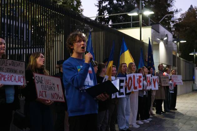 October 6, 2026, Warsaw, Masovian Voivodeship, Poland: A protester speaks as others hold placards calling for international humanitarian action during a demonstration outside the US Embassy in Warsaw protesting the humanitarian crisis in Russian-occupied Oleshky. The protest was organized by Poland s Ukrainian diaspora as an appeal to Ukraine s international partners to step up diplomatic efforts to support civilians trapped in Oleshky with humanitarian aid and the possibility of evacuation. Warsaw Poland - ZUMAk204 20261006_zip_k204_017 Copyright: xRomanxKozielx