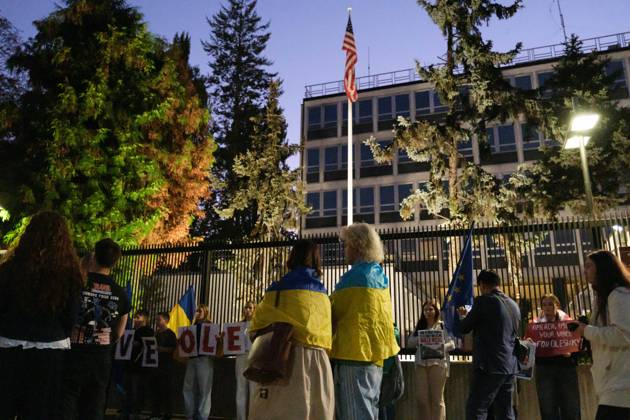 October 6, 2026, Warsaw, Masovian Voivodeship, Poland: Protesters draped in Ukrainian flags stand during a demonstration outside the US Embassy in Warsaw protesting the humanitarian crisis in Russian-occupied Oleshky. The protest was organized by Poland s Ukrainian diaspora as an appeal to Ukraine s international partners to step up diplomatic efforts to support civilians trapped in Oleshky with humanitarian aid and the possibility of evacuation. Warsaw Poland - ZUMAk204 20261006_zip_k204_019 Copyright: xRomanxKozielx