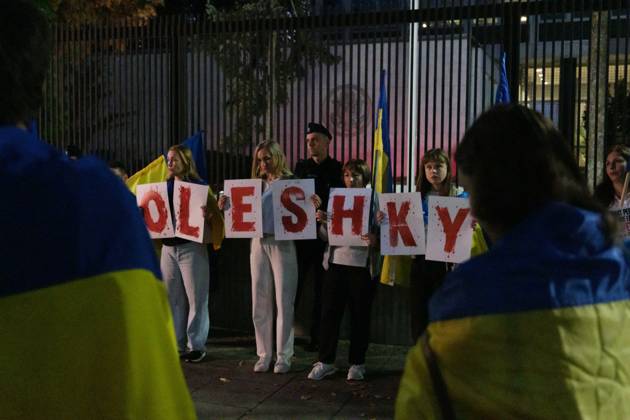 October 6, 2026, Warsaw, Masovian Voivodeship, Poland: Protesters hold placards that spell out Oleshky during a demonstration outside the US Embassy in Warsaw protesting the humanitarian crisis in Russian-occupied Oleshky. The protest was organized by Poland s Ukrainian diaspora as an appeal to Ukraine s international partners to step up diplomatic efforts to support civilians trapped in Oleshky with humanitarian aid and the possibility of evacuation. Warsaw Poland - ZUMAk204 20261006_zip_k204_021 Copyright: xRomanxKozielx