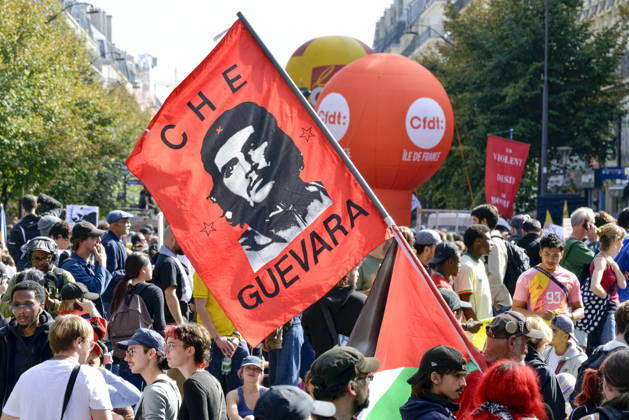 Demonstranten bei einer Schüler- und Studentendemonstration, Paris, Place de la RÃ publique 20261006tf033 Demonstranten mit Flagge bei einer Schüler- und Studentendemonstration Schüler Studenten Jugendliche Jugend protestieren gegen die Kürzung des Budget des Bildungssystems Schulpolitik Missstände Bewegung Schulproteste Demonstration, Protest, Schüler, Studenten, Bildungswesen, Bildungssystem, Bildungsetat, Budgetkürzung, Bildungsbudget, Protestbewegung, Demonstrierende, politisch, gesellschaftlich, angespannt, konfrontativ, demonstrativ, französisch, urban, kritisch, sozial, bildungspolitisch, protestieren, demonstrieren, fordern, streiken, versammeln, mobilisieren, protestieren, konfrontieren, blockieren, kritisieren, demonstrier Copyright: xTheoxFrundtx