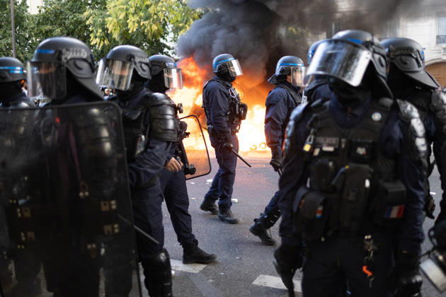 Student Demonstration - Paris RL Police forces next to burning barricades. Police forces and protesters clashes on the place de la nation on the sidelines of the students protest against the current state of public education, once again, on October 6, 2026, in Paris, France. They demand more resources for the national education system, and raise against the far right party - le Rassemblement National. Photo by Raphael Lafargue ABACAPRESS.COM Paris France Copyright: xLafarguexRaphael ABACAx