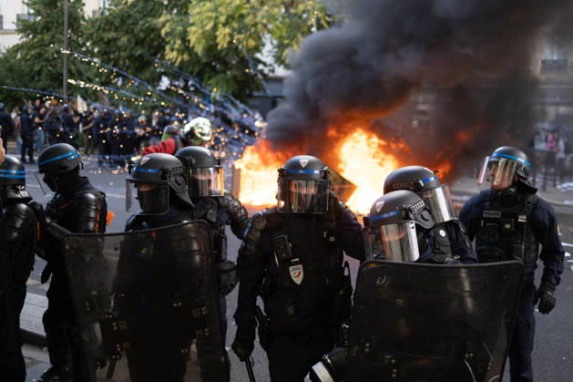 Student Demonstration - Paris RL Police forces next to burning barricades. Police forces and protesters clashes on the place de la nation on the sidelines of the students protest against the current state of public education, once again, on October 6, 2026, in Paris, France. They demand more resources for the national education system, and raise against the far right party - le Rassemblement National. Photo by Raphael Lafargue ABACAPRESS.COM Paris France Copyright: xLafarguexRaphael ABACAx
