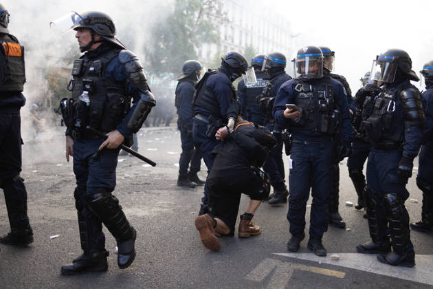 Student Demonstration - Paris RL Police forces arrest a protester. Police forces and protesters clashes on the place de la nation on the sidelines of the students protest against the current state of public education, once again, on October 6, 2026, in Paris, France. They demand more resources for the national education system, and raise against the far right party - le Rassemblement National. Photo by Raphael Lafargue ABACAPRESS.COM Paris France Copyright: xLafarguexRaphael ABACAx