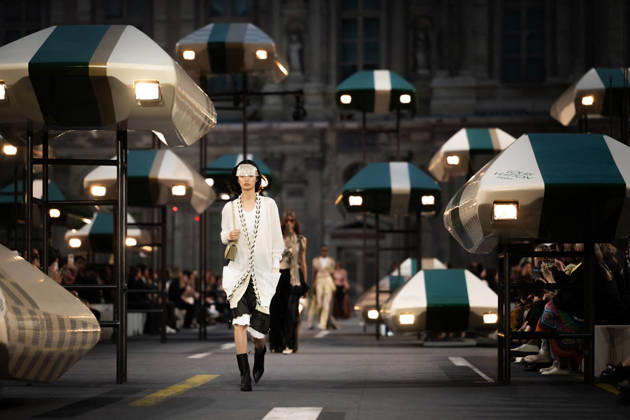 PFW - Louis Vuitton Runway - Paris A model presents a creation for Louis Vuitton Women s Spring Summer 2027 collection fashion show as part of the Paris Fashion Week, in Paris, France on October 6, 2026. Photo by Alexis Jumeau ABACAPRESS.COM Paris France  Copyright: xJumeauxAlexis ABACAx