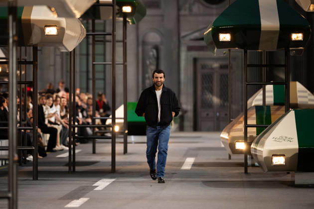 PFW - Louis Vuitton Runway - Paris French-Belgian fashion designer Nicolas Ghesquiere aknowledges the audience at the end of the Louis Vuitton Women s Spring Summer 2027 collection fashion show as part of the Paris Fashion Week, in Paris, France on October 6, 2026. Photo by Alexis Jumeau ABACAPRESS.COM Paris France Copyright: xJumeauxAlexis ABACAx