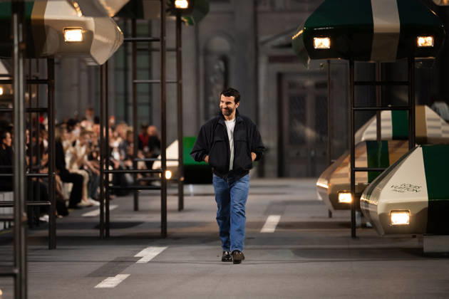 PFW - Louis Vuitton Runway - Paris French-Belgian fashion designer Nicolas Ghesquiere aknowledges the audience at the end of the Louis Vuitton Women s Spring Summer 2027 collection fashion show as part of the Paris Fashion Week, in Paris, France on October 6, 2026. Photo by Alexis Jumeau ABACAPRESS.COM Paris France Copyright: xJumeauxAlexis ABACAx