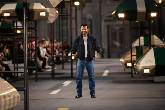 PFW - Louis Vuitton Runway - Paris French-Belgian fashion designer Nicolas Ghesquiere aknowledges the audience at the end of the Louis Vuitton Women s Spring Summer 2027 collection fashion show as part of the Paris Fashion Week, in Paris, France on October 6, 2026. Photo by Alexis Jumeau ABACAPRESS.COM Paris France Copyright: xJumeauxAlexis ABACAx