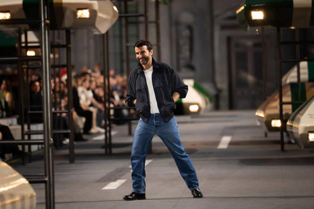 PFW - Louis Vuitton Runway - Paris French-Belgian fashion designer Nicolas Ghesquiere aknowledges the audience at the end of the Louis Vuitton Women s Spring Summer 2027 collection fashion show as part of the Paris Fashion Week, in Paris, France on October 6, 2026. Photo by Alexis Jumeau ABACAPRESS.COM Paris France Copyright: xJumeauxAlexis ABACAx