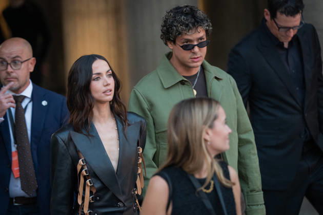 PFW - Louis Vuitton Front Row - Paris Cuban-Spanish actress Ana De Armas (L) and Venezuelan singer Alberto Beto Montenegro poses as she arrives ahead of the Louis Vuitton Women s Spring Summer 2027 collection fashion show as part of the Paris Fashion Week, in Paris, France on October 6, 2026. Photo by Alexis Jumeau ABACAPRESS.COM Paris France  Copyright: xJumeauxAlexis ABACAx
