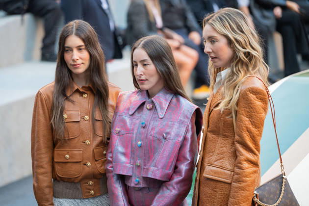 PFW - Louis Vuitton Front Row - Paris US actress Danielle Haim, US actress and musician Alana Haim and US actress Este Haim poses as she arrives ahead of the Louis Vuitton Women s Spring Summer 2027 collection fashion show as part of the Paris Fashion Week, in Paris, France on October 6, 2026. Photo by Alexis Jumeau ABACAPRESS.COM Paris France Copyright: xJumeauxAlexis ABACAx