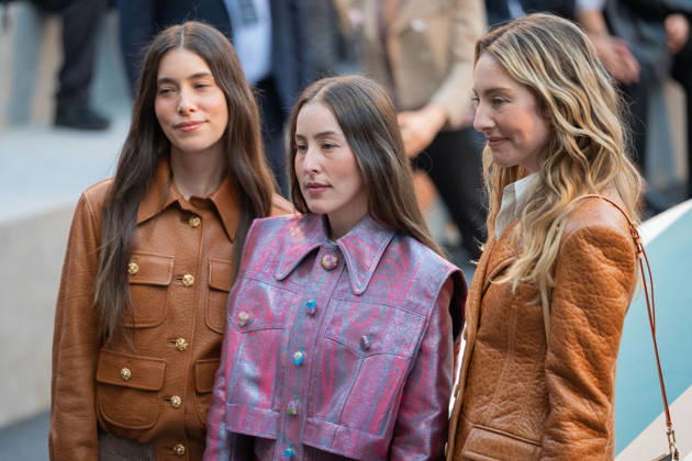 PFW - Louis Vuitton Front Row - Paris US actress Danielle Haim, US actress and musician Alana Haim and US actress Este Haim poses as she arrives ahead of the Louis Vuitton Women s Spring Summer 2027 collection fashion show as part of the Paris Fashion Week, in Paris, France on October 6, 2026. Photo by Alexis Jumeau ABACAPRESS.COM Paris France Copyright: xJumeauxAlexis ABACAx