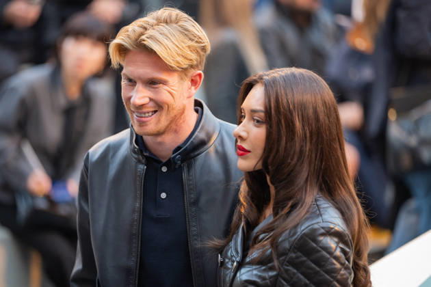 PFW - Louis Vuitton Front Row - Paris Belgium s midfielder 07 Kevin De Bruyne (L) and his wife Michele De Bruyne poses as she arrives ahead of the Louis Vuitton Women s Spring Summer 2027 collection fashion show as part of the Paris Fashion Week, in Paris, France on October 6, 2026. Photo by Alexis Jumeau ABACAPRESS.COM Paris France Copyright: xJumeauxAlexis ABACAx