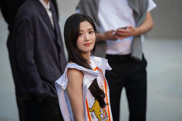 PFW - Louis Vuitton Front Row - Paris Lu Yuxiao poses as she arrives ahead of the Louis Vuitton Women s Spring Summer 2027 collection fashion show as part of the Paris Fashion Week, in Paris, France on October 6, 2026. Photo by Alexis Jumeau ABACAPRESS.COM Paris France  Copyright: xJumeauxAlexis ABACAx