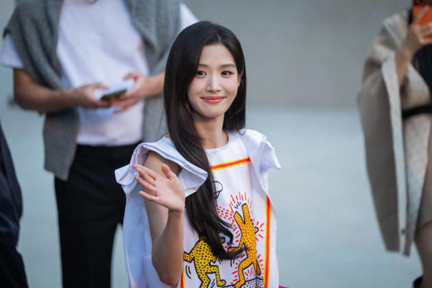 PFW - Louis Vuitton Front Row - Paris Lu Yuxiao poses as she arrives ahead of the Louis Vuitton Women s Spring Summer 2027 collection fashion show as part of the Paris Fashion Week, in Paris, France on October 6, 2026. Photo by Alexis Jumeau ABACAPRESS.COM Paris France  Copyright: xJumeauxAlexis ABACAx
