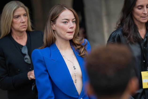 PFW - Louis Vuitton Front Row - Paris Emma Stone poses as she arrives ahead of the Louis Vuitton Women s Spring Summer 2027 collection fashion show as part of the Paris Fashion Week, in Paris, France on October 6, 2026. Photo by Alexis Jumeau ABACAPRESS.COM Paris France Copyright: xJumeauxAlexis ABACAx