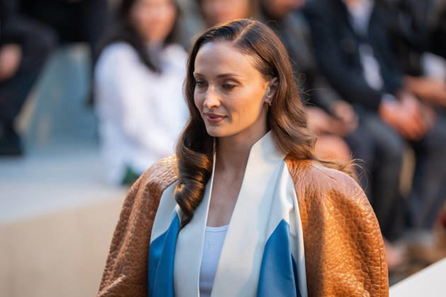 PFW - Louis Vuitton Front Row - Paris Sophie Turner poses as she arrives ahead of the Louis Vuitton Women s Spring Summer 2027 collection fashion show as part of the Paris Fashion Week, in Paris, France on October 6, 2026. Photo by Alexis Jumeau ABACAPRESS.COM Paris France Copyright: xJumeauxAlexis ABACAx