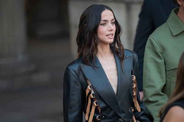 PFW - Louis Vuitton Front Row - Paris Cuban-Spanish actress Ana De Armas (L) and Venezuelan singer Alberto Beto Montenegro poses as she arrives ahead of the Louis Vuitton Women s Spring Summer 2027 collection fashion show as part of the Paris Fashion Week, in Paris, France on October 6, 2026. Photo by Alexis Jumeau ABACAPRESS.COM Paris France Copyright: xJumeauxAlexis ABACAx