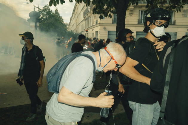 Paris Students Protest Education Conditions Demonstrators assist a person bent over as smoke hangs in the street in Paris, France, on October 6, 2026. France s Interior Ministry said 256,000 people marched nationwide, including 56,000 in Paris, during the student-led day of action over school conditions. High school students called for more education funding and staff, smaller classes and improved facilities, with teachers, parents and unions joining demonstrations. Paris Ile de France France Copyright: xDavoodxMaeilix