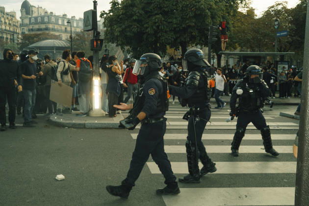 Paris Students Protest Education Conditions Riot police run across a junction during clashes in Paris, France, on October 6, 2026. France s Interior Ministry said 256,000 people marched nationwide, including 56,000 in Paris, during the student-led day of action over school conditions. High school students called for more education funding and staff, smaller classes and improved facilities, with teachers, parents and unions joining demonstrations. Paris Ile de France France Copyright: xDavoodxMaeilix