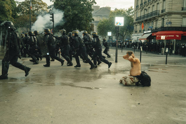 Paris Students Protest Education Conditions A shirtless demonstrator sits on the pavement as riot police advance across the street in Paris, France, on October 6, 2026. France s Interior Ministry said 256,000 people marched nationwide, including 56,000 in Paris, during the student-led day of action over school conditions. High school students called for more education funding and staff, smaller classes and improved facilities, with teachers, parents and unions joining demonstrations. Paris Ile de France France Copyright: xDavoodxMaeilix