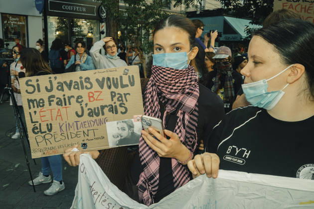 Paris Students Protest Education Conditions A masked demonstrator holds a handwritten cardboard sign at the front of a crowd in Paris, France, on October 6, 2026. France s Interior Ministry said 256,000 people marched nationwide, including 56,000 in Paris, during the student-led day of action over school conditions. High school students called for more education funding and staff, smaller classes and improved facilities, with teachers, parents and unions joining demonstrations. Paris Ile de France France Copyright: xDavoodxMaeilix